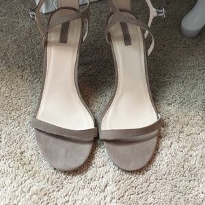 Chic Tan Strappy Sandals